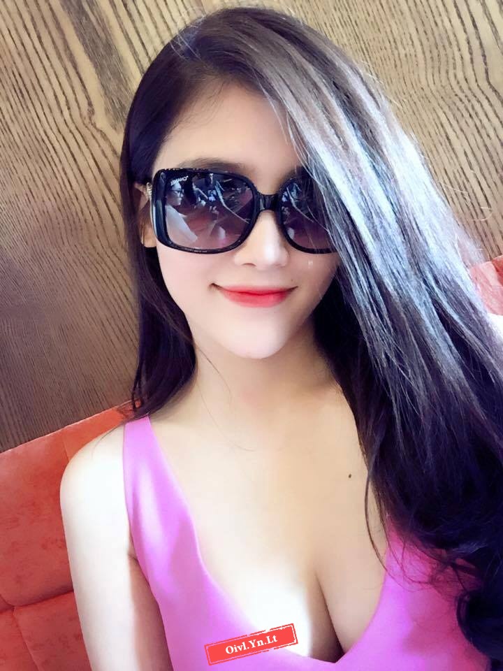 Girl xinh tự tin khoe vòng 1 gợi cảm